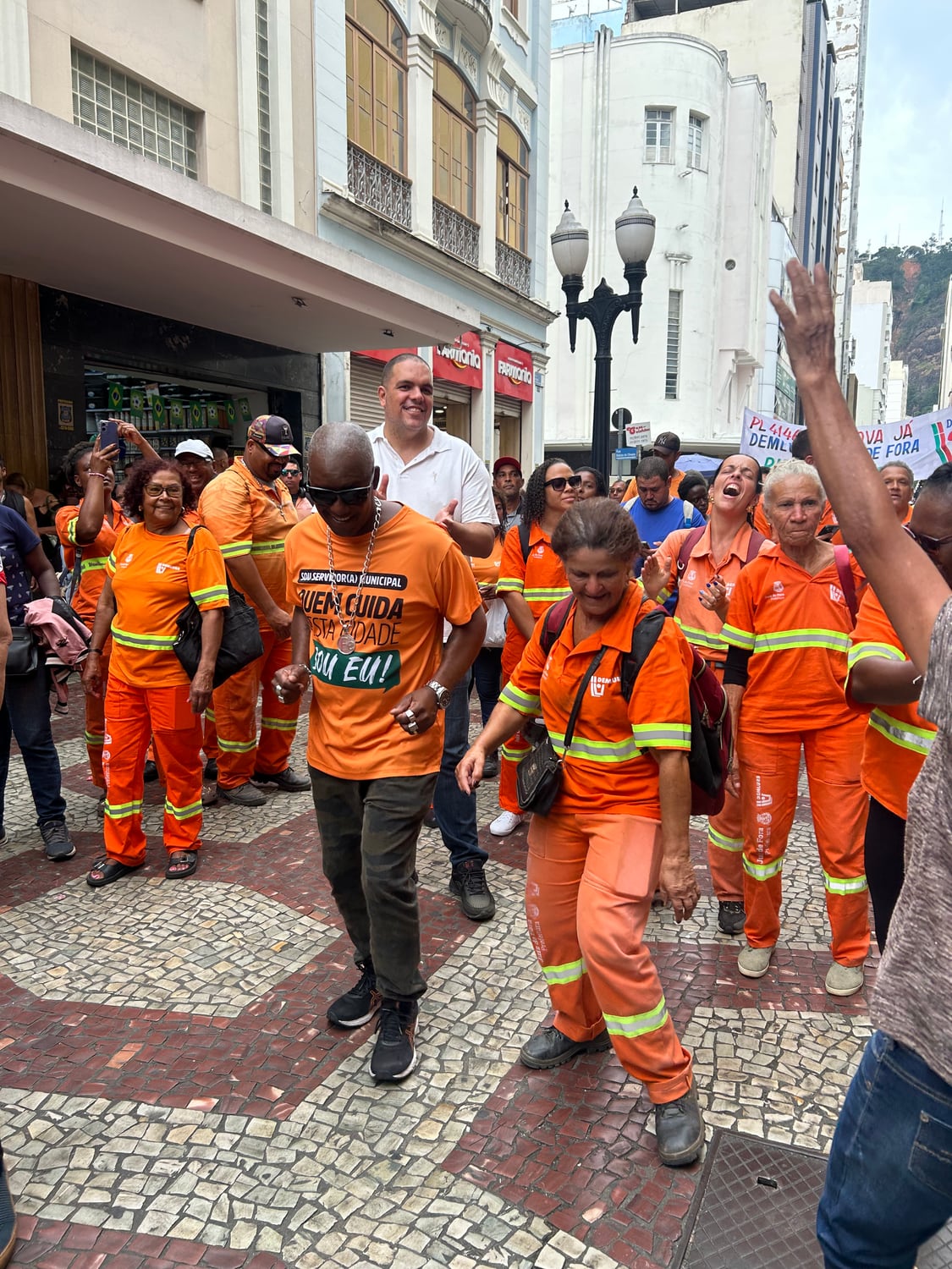 Tiago Bonecão junto de trabalhadores do Demlurb