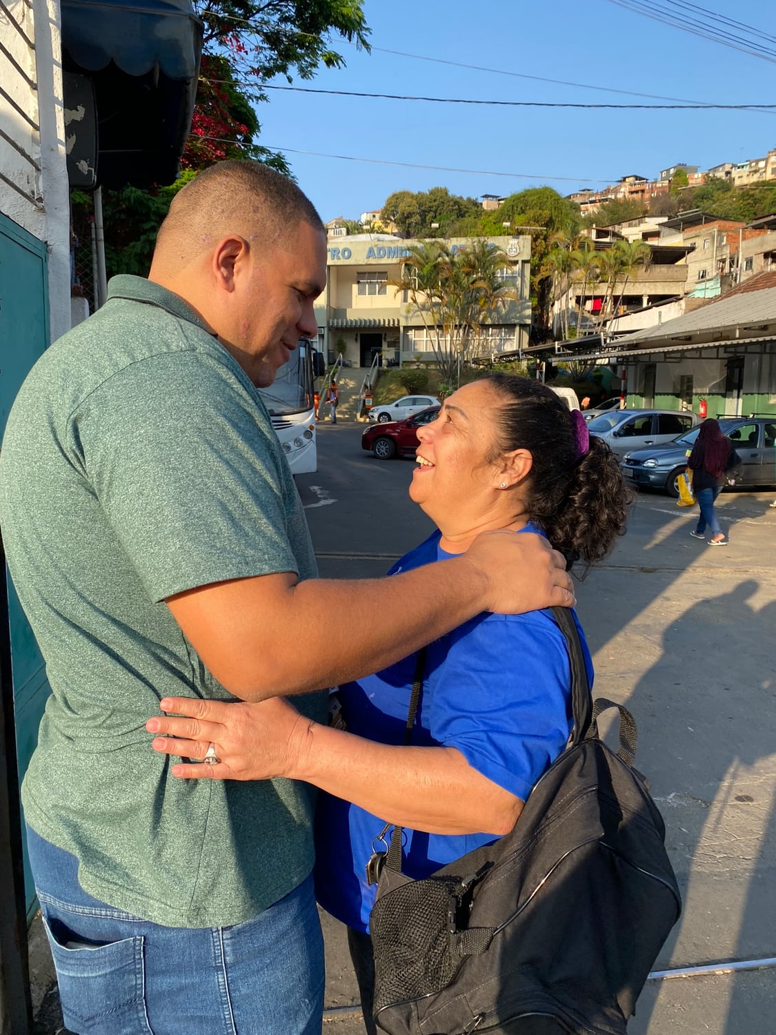 Tiago Bonecão abraçando uma moradora na Vila Ideal