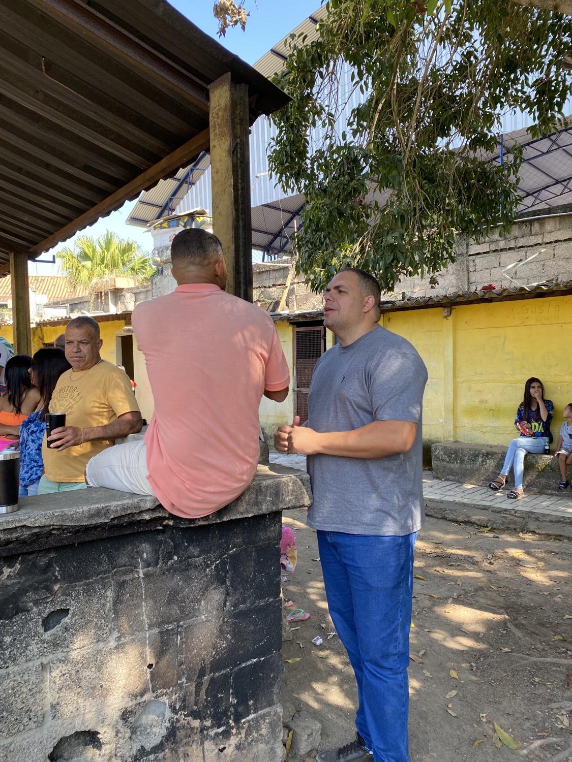 Tiago Bonecão conversando com moradores no Campo da Cerâmica