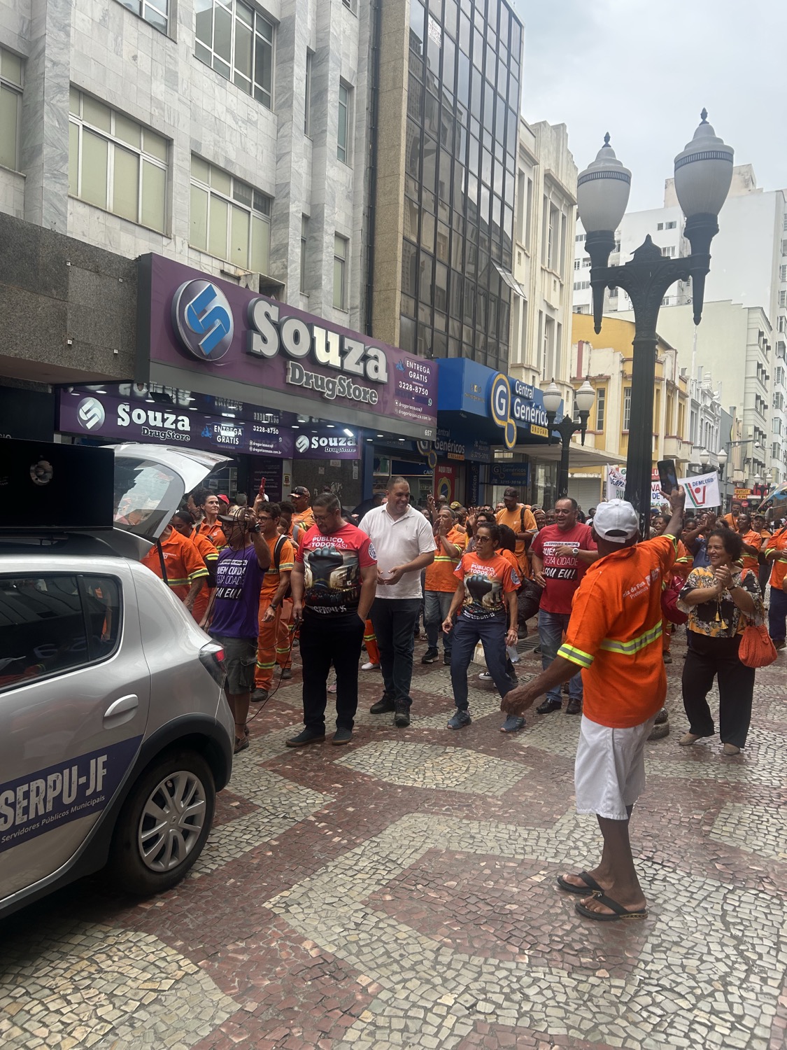 Tiago Bonecão em caminhada com apoiadores nas ruas